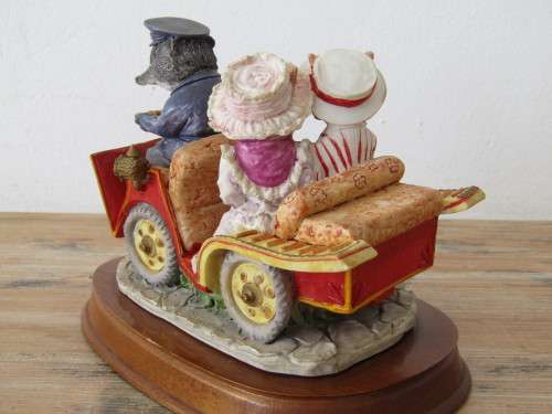 Very rare large signed ornament by Leonardo, Little Nook Village, The Picnic, excellent condition