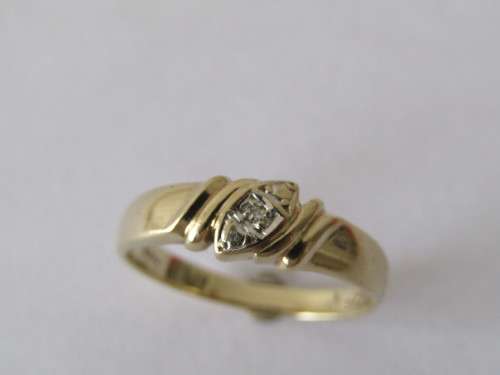Vintage 9ct yellow gold ring, set with a small diamond, 2.6 grams, stamped