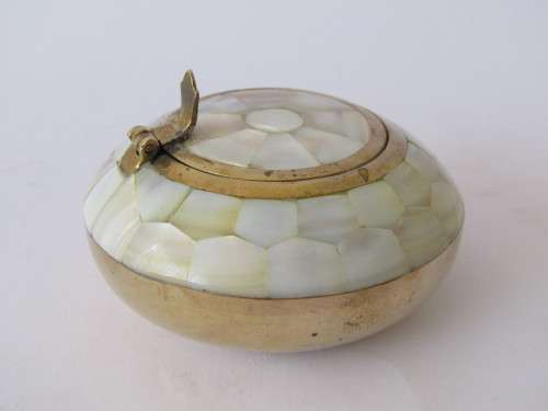 Vintage Brass and Mother of pearl lidded Ashtray, excellent condition, 9cm diameter
