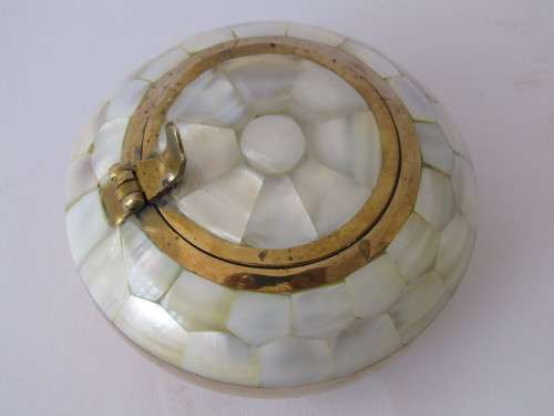 Vintage Brass and Mother of pearl lidded Ashtray, excellent condition, 9cm diameter