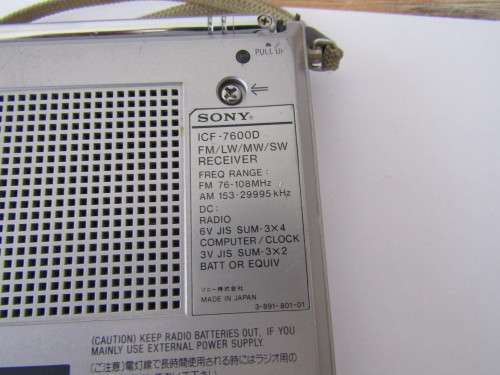 Vintage Sony world Receiver Radio in original pouch and in working condition, 3.5cm x 12cm x 18cm