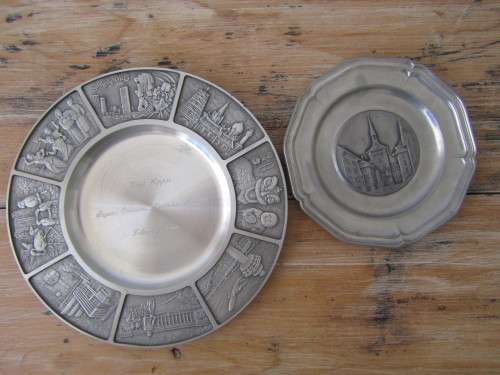Lot of two vintage Pewter display Plates, Weihnachten 1954 and Singapore 1988, 16cm and 22cm