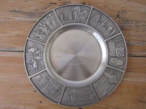 Lot of two vintage Pewter display Plates, Weihnachten 1954 and Singapore 1988, 16cm and 22cm