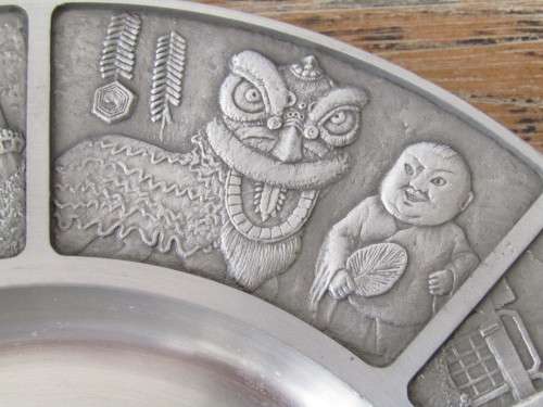 Lot of two vintage Pewter display Plates, Weihnachten 1954 and Singapore 1988, 16cm and 22cm