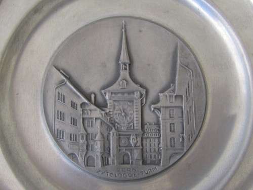 Lot of two vintage Pewter display Plates, Weihnachten 1954 and Singapore 1988, 16cm and 22cm