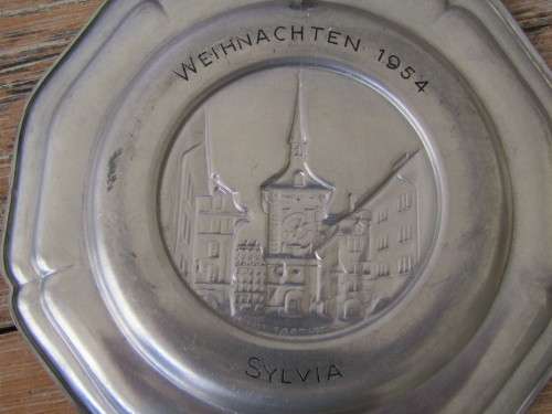 Lot of two vintage Pewter display Plates, Weihnachten 1954 and Singapore 1988, 16cm and 22cm