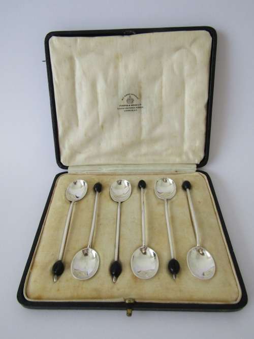 Boxed set of 6 hallmarked Mappin and Webb Silver Coffee Bean Spoons in excellent condition, 46grams