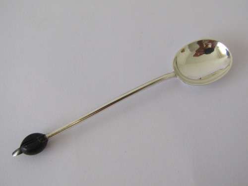 Boxed set of 6 hallmarked Mappin and Webb Silver Coffee Bean Spoons in excellent condition, 46grams