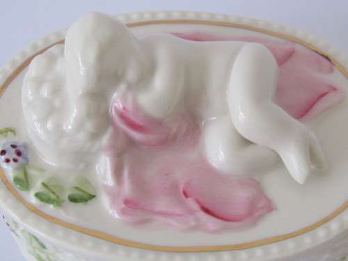 Vintage Belleek porcelain Trinket box with lid and cute decoration, Ireland, 12cm x 8cm, excellent