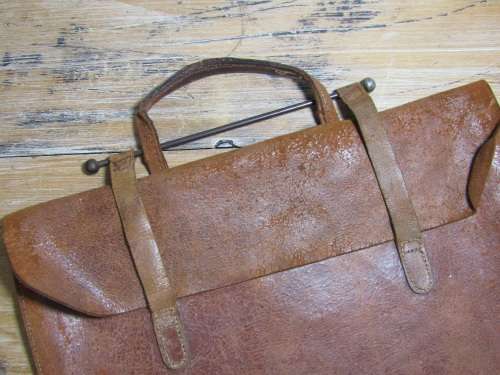 Antique Leather sheet music Satchel in excellent condition, 38cm x 31cm