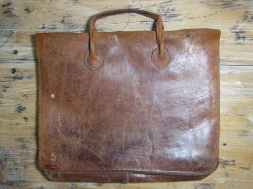 Antique Leather sheet music Satchel in excellent condition, 38cm x 31cm