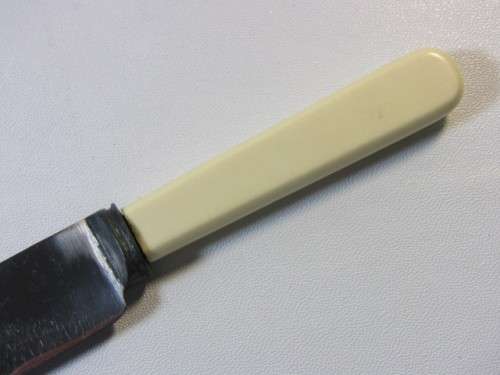 Vintage boxed set of 12 Alex Fraser & Co. Sheffield Butter Knives with faux bone Handles, 22.5cm