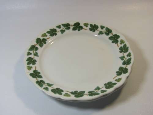 Pair of vintage porcelain Plates, Lorenz Hutshenreuther, Germany, 19cm diameter, excellent cond