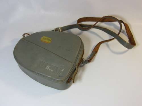 Vintage Yashica - 8, 8mm wind-up Movie Camera in leather case, excellent and working