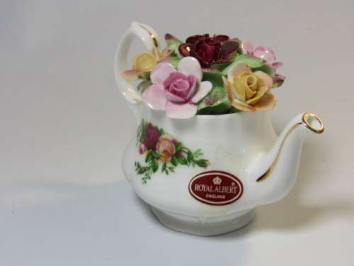 Vintage 1962 Royal Albert "Old Country Roses" Flower Posy in tea pot, 11cm x 8cm, perfect condition