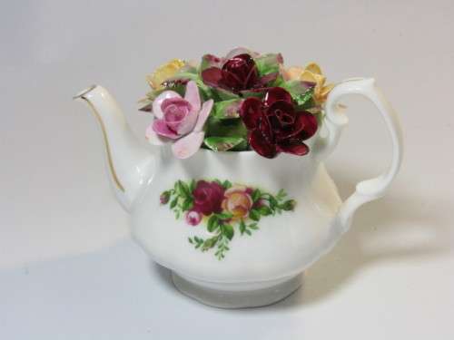 Vintage 1962 Royal Albert "Old Country Roses" Flower Posy in tea pot, 11cm x 8cm, perfect condition