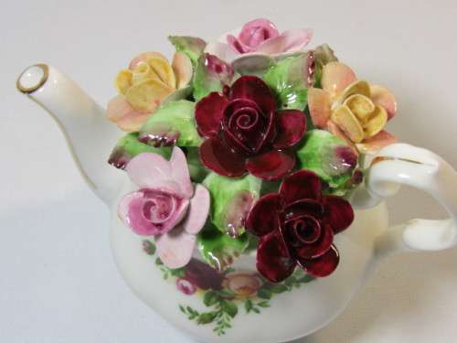 Vintage 1962 Royal Albert "Old Country Roses" Flower Posy in tea pot, 11cm x 8cm, perfect condition