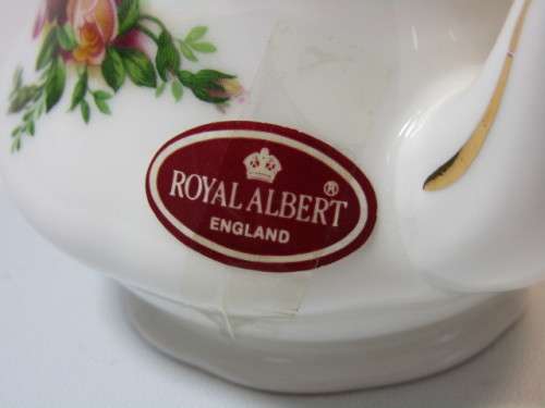 Vintage 1962 Royal Albert "Old Country Roses" Flower Posy in tea pot, 11cm x 8cm, perfect condition