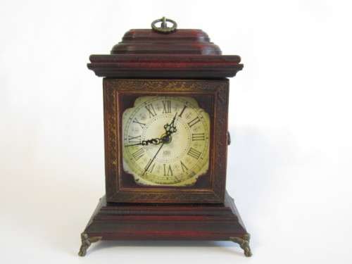 Altav wooden Mantle Clock on Angel Feet, battery operated, excellent and working, 26cm x 19cm
