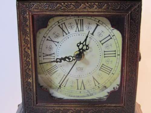 Altav wooden Mantle Clock on Angel Feet, battery operated, excellent and working, 26cm x 19cm