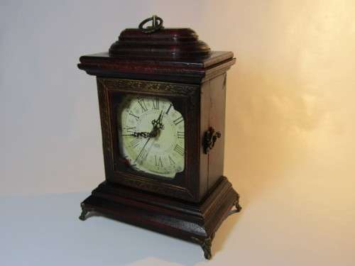 Altav wooden Mantle Clock on Angel Feet, battery operated, excellent and working, 26cm x 19cm