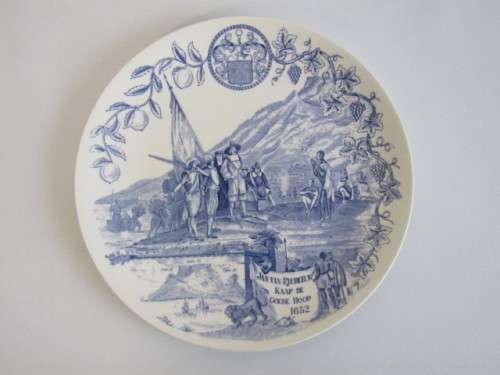 Vintage lot of 2 Jan van Riebeeck collectables; Bisque Loving Cup and Wedgwood Plate, excellent cond