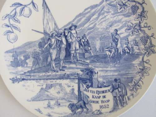 Vintage lot of 2 Jan van Riebeeck collectables; Bisque Loving Cup and Wedgwood Plate, excellent cond