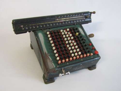 Vintage 1933 Monroe Calculating Machine, beautiful and aged condition, 34cm x 25cm x 17cm and 6Kg