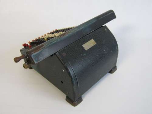 Vintage 1933 Monroe Calculating Machine, beautiful and aged condition, 34cm x 25cm x 17cm and 6Kg