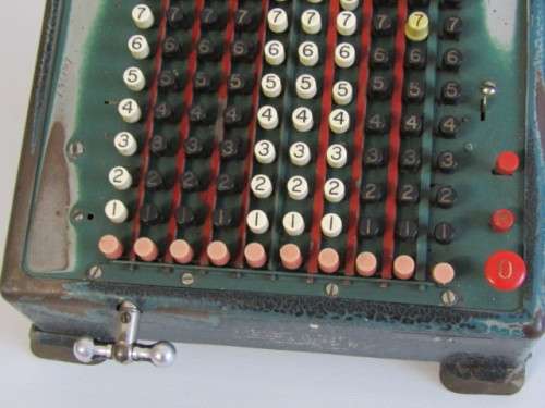 Vintage 1933 Monroe Calculating Machine, beautiful and aged condition, 34cm x 25cm x 17cm and 6Kg