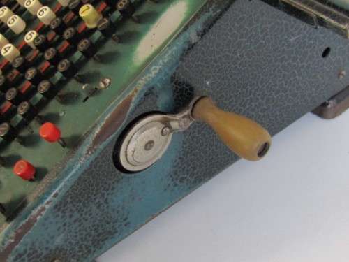 Vintage 1933 Monroe Calculating Machine, beautiful and aged condition, 34cm x 25cm x 17cm and 6Kg