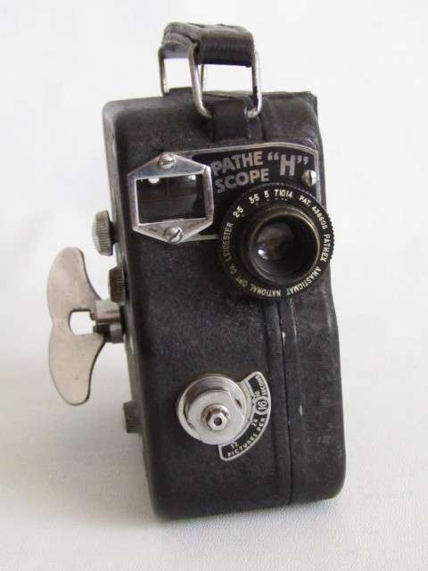 Antique Pathe Scope "H" wind-up movie Camera in excellent and working condition, 10cm x 11cm x 5cm