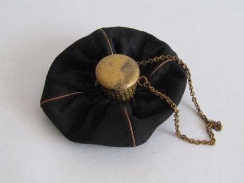 Vintage art deco brass and Suede Ladies expandible Purse, excellent condition, 10cm diameter
