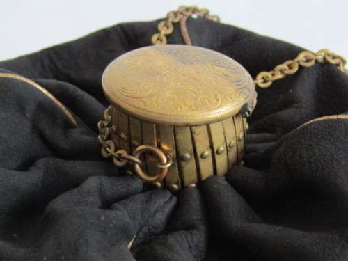 Vintage art deco brass and Suede Ladies expandible Purse, excellent condition, 10cm diameter