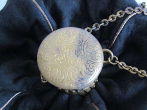 Vintage art deco brass and Suede Ladies expandible Purse, excellent condition, 10cm diameter