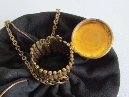 Vintage art deco brass and Suede Ladies expandible Purse, excellent condition, 10cm diameter