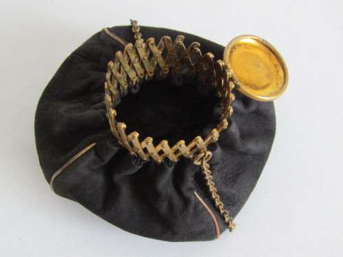 Vintage art deco brass and Suede Ladies expandible Purse, excellent condition, 10cm diameter