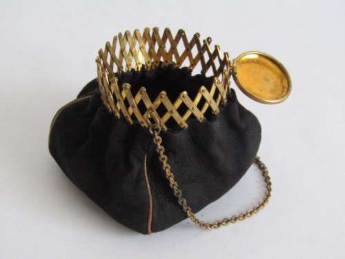 Vintage art deco brass and Suede Ladies expandible Purse, excellent condition, 10cm diameter