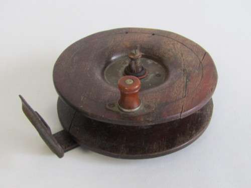 Large antique wooden Fishing Reel in excellent and working condition, 16cm diameter