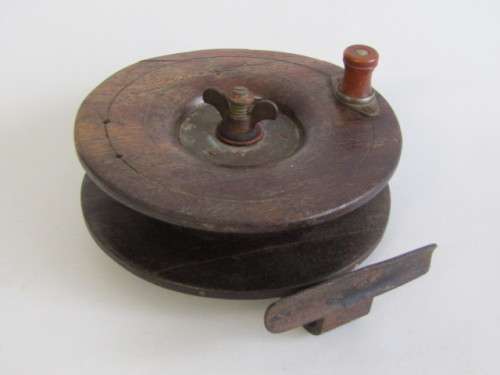 Large antique wooden Fishing Reel in excellent and working condition, 16cm diameter