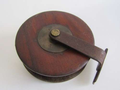 Large antique wooden Fishing Reel in excellent and working condition, 16cm diameter