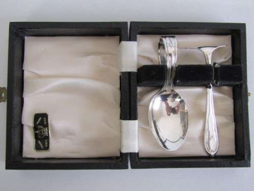 Vintage cased EPNS Baby Serving Set, Spoon and Pucher, 9cm, excellent condition