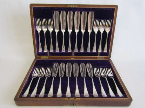 Vintage Mahogany Cased Set of 12 EPNS Fish Knives and 12 Forks in excellent condition, 24 piece