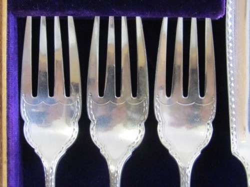 Vintage Mahogany Cased Set of 12 EPNS Fish Knives and 12 Forks in excellent condition, 24 piece