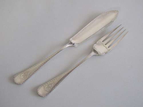 Vintage Mahogany Cased Set of 12 EPNS Fish Knives and 12 Forks in excellent condition, 24 piece