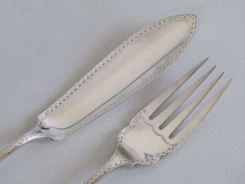 Vintage Mahogany Cased Set of 12 EPNS Fish Knives and 12 Forks in excellent condition, 24 piece