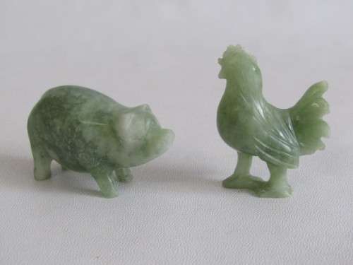 Lot of 2 carved natural Jadeite Figurines, Rooster and Pig *Crazy R1 start auctions at Port No.5*