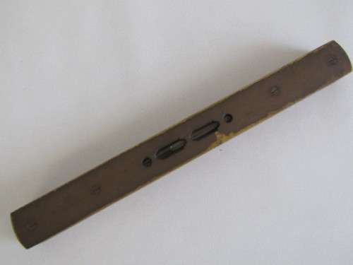 Antique Wood and Brass Spirit Level in excellent and working condition, 25cm long