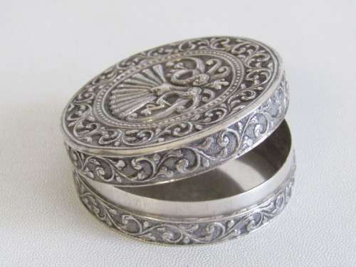 Vintage Continental solid 800 Silver Pill Box with Embossed decorations, 5.5cm x 2cm, 41.6 grams