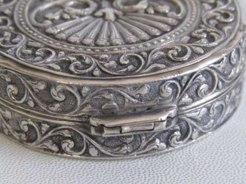Vintage Continental solid 800 Silver Pill Box with Embossed decorations, 5.5cm x 2cm, 41.6 grams